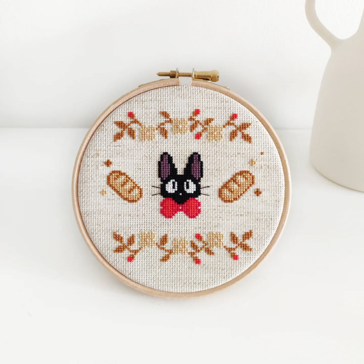 𝔹𝕣𝕠𝕕𝕖𝕣𝕚𝕖 | ℙ𝕠𝕚𝕟𝕥 𝕕𝕖 𝕔𝕣𝕠𝕚𝕩
ᴊɪᴊɪ 🐈‍⬛ ᴇᴛ ʟᴇꜱ ᴘᴀɪɴꜱ ꜰʟᴇᴜʀɪꜱ 🥐✨
Un doux parfum de pain chaud et de magie flotte dans l'air... 🍞🌿 Jiji, le malicieux compagnon de #kikilapetitesorciere, veille avec curiosité au milieu de ces douceurs dorées. Autour de lui, de délicates fleurs d'automne (𝒐𝒖𝒊𝒊𝒊𝒊𝒊 𝒑𝒂𝒓𝒅𝒐𝒏, 𝒋𝒆 𝒑𝒍𝒂𝒊𝒅𝒆 𝒄𝒐𝒖𝒑𝒂𝒃𝒍𝒆 🤭 𝒎𝒂𝒊𝒔 𝒋'𝒂𝒊𝒎𝒆 𝒕𝒆𝒍𝒍𝒆𝒎𝒆𝒏𝒕 𝒄𝒆𝒔 𝒏𝒖𝒂𝒏𝒄𝒆𝒔...) encadrent cet instant gourmand...
Ce quatrième modèle s'inscrit dans notre jolie collection inspirée des #studioghibli ! il est simple, doux et pétillant à la fois, un projet parfait pour une pause broderie chaleureuse et gourmande. 
Je vous souhaite une très belle journée créative.
🌿 Ce motif vous plait ? 𝐃𝐢𝐭𝐞𝐬-𝐦𝐨𝐢 𝐞𝐧 𝐜𝐨𝐦𝐦𝐞𝐧𝐭𝐚𝐢𝐫𝐞𝐬 𝐜𝐞 𝐪𝐮𝐞 𝐯𝐨𝐮𝐬 𝐞𝐯𝐨𝐪𝐮𝐞 𝐥'𝐨𝐝𝐞𝐮𝐫 𝐝𝐮 𝐩𝐚𝐢𝐧 𝐜𝐡𝐚𝐮𝐝...🥐💫
🔒 Modèle : @adorastudio_ 
Le motif est disponible sur notre site internet ainsi que sur Etsy.
🇬🇧 Find this cross stitch pattern on my ETSY Store (link in bio)
#crossstitch #pointdecroix #crossstitching #embroidery #kikideliveryservice #ghibli #ghiblifanart #animefanart #anime #manga #mangaart #crossstitchaddict #crossstitchersofinstagram #crossstitchpattern #crossstitcher #crossstitchlove #crossstitchdesign #countedcrossstitch #handembroidery #fiberart #fiberartist #xstitch #moderncrossstitch #jiji