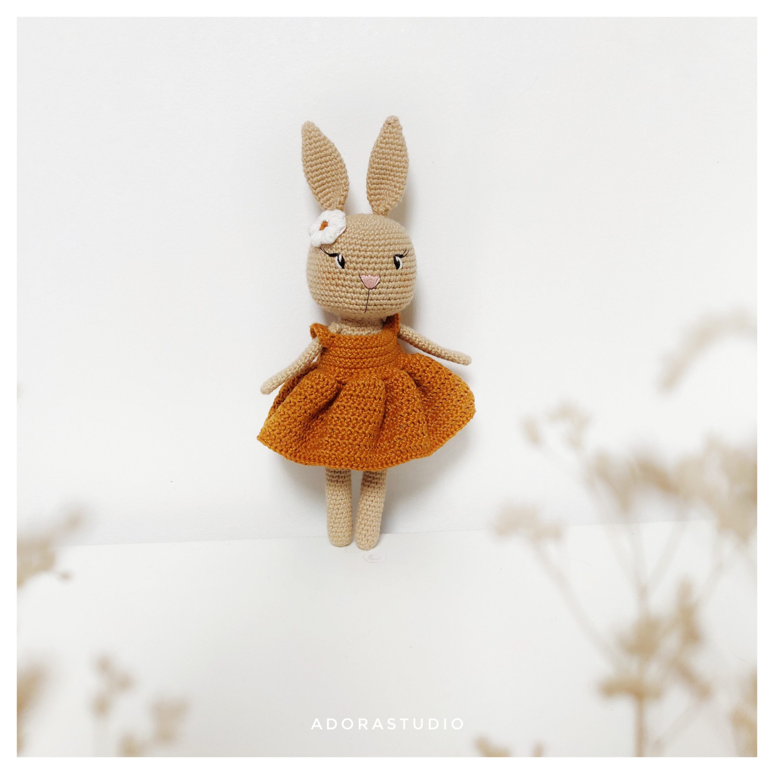 Jolie robe romantique, portée par Lila le lapin - Adorastudio