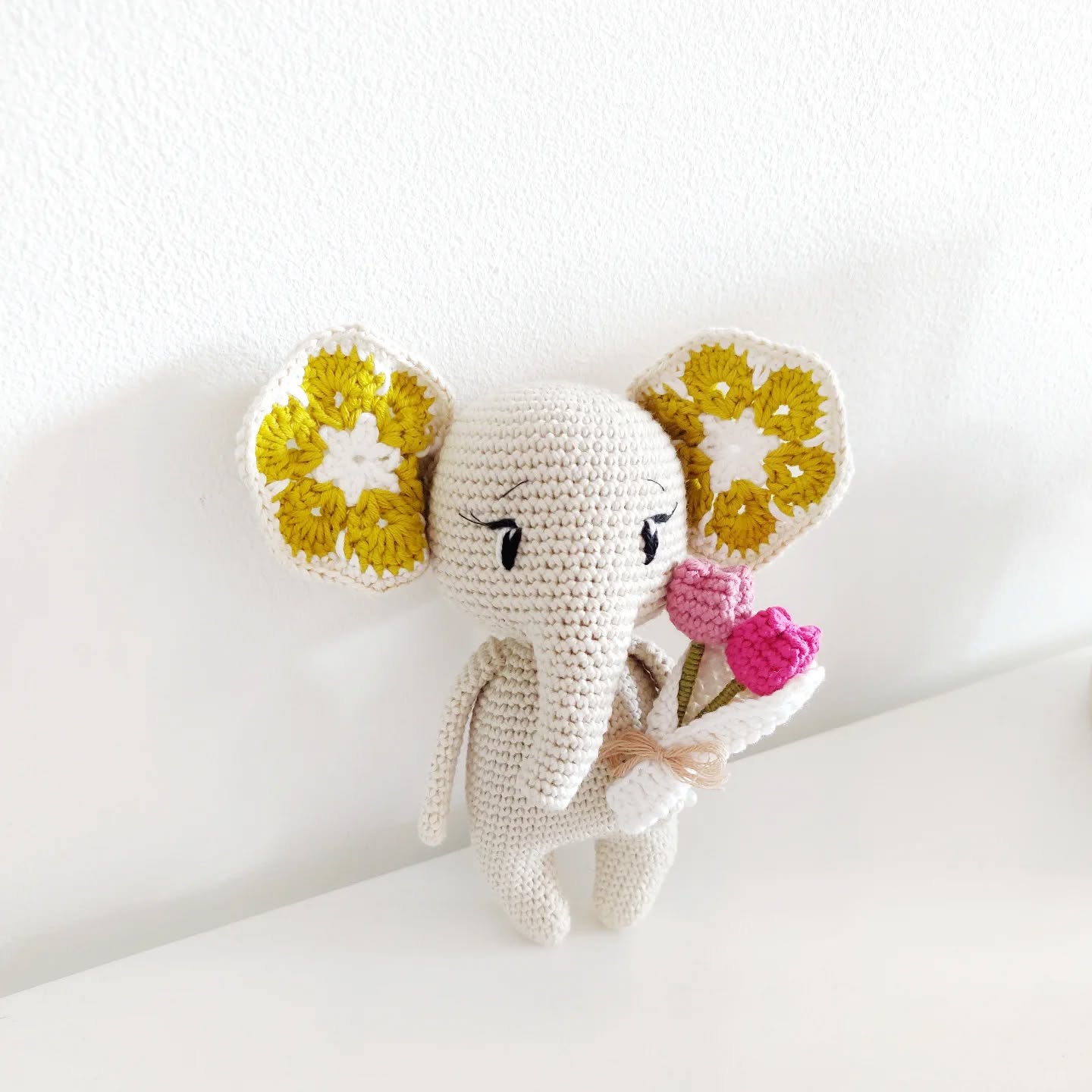 𝕁𝕠𝕪𝕖𝕦𝕤𝕖 𝕛𝕠𝕦𝕣𝕟𝕖𝕖 𝕕𝕖 𝕝'𝕒𝕞𝕠𝕦𝕣 💖🌷🌸
[ᴇɴɢʟɪꜱʜ ʙᴇʟᴏᴡ] 
|🇨🇵| Que cette journée soit douce et remplie de tendresse, que vous la partagiez avec votre moitié, vos adorables compagnons à quatre pattes 🐾 ou simplement avec vous-même.
L'amour se décline en mille nuances : un regard complice, une étreinte réconfortante, une tasse de thé chaud préparée avec soin... Alors, offrez-vous un instant de douceur, aujourd'hui et chaque jour. 
♡ ♡ ♡
|🇬🇧| May this day be sweet and filled with tenderness, whether you share it with your half, your adorable four-legged companions 🐾 or simply with yourself.
Love comes in a thousand shades: a knowing look, a comforting hug, a cup of hot tea prepared with care... So, treat yourself to a moment of sweetness, today and every day.
♡ ♡ ♡
.
.
.
.
→  ᴘᴀᴛᴛᴇʀɴ : 𝑵𝒂𝒊𝒂, 𝒍𝒆 𝒑𝒆𝒕𝒊𝒕 𝒆𝒍𝒆𝒑𝒉𝒂𝒏𝒕  @adorastudio_
ᴀᴠᴀɪʟᴀʙʟᴇ ᴏɴ ᴏᴜʀ ᴇᴛꜱʏ ꜱᴛᴏʀᴇ ɪɴ 🇨🇵 🇬🇧 🇩🇪 🇵🇹 🇪🇸 !
→  ʏᴀʀɴ : DMC Natura Just Cotton @dmc_france @dmc_crafts #dmcnaturajustcotton 
.
.
.
[patron - crochet - élephant - fleur - amour - pattern]
#crochet #crochetpattern #crochetelephant #crochetanimal #crochetdoll #instacrochet #instamigurumi #amigurumi #amigurumis #amigurumist #crochetaddict #crochetamigurumi #weamiguru #amigurumianimal #amigurumidoll #valentinesday #saintvalentin #crocheted #iloveamigurumi #ilovecrochet #amigurumiaddict #jecrochetecommeuncapitaine #amigurumipattern #crochetersofinstagram #amigurumidesigner #amigurumiofinstagram #amigurumioftheday #crochetoftheday #doll