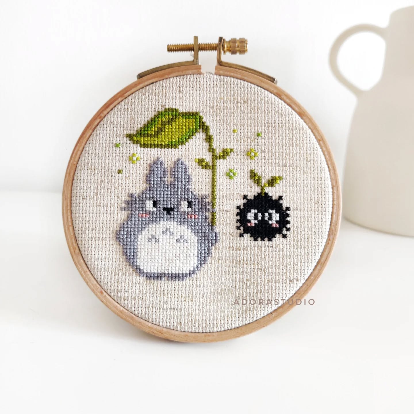 𝔹𝕣𝕠𝕕𝕖𝕣𝕚𝕖 | ℙ𝕠𝕚𝕟𝕥 𝕕𝕖 𝕔𝕣𝕠𝕚𝕩
ᴛᴏᴛᴏʀᴏ, ꜱᴏᴜꜱ ʟᴀ ꜰᴇᴜɪʟʟᴇ ᴇɴᴄʜᴀɴᴛᴇᴇ 🌿✨
Voici le deuxième mini-motif de la jolie collection inspirée des #studioghibli. Lorsque la pluie tombe doucement, Totoro trouve refuge sous une immense feuille magique, qui semble capturer la lumière même des étoiles... À ses côtés on retrouve la petite noiraude, aussi légère que le souffle du vent...
Un modèle tout aussi simple que le précédent, avec toujours autant de poésie ✨ Parfait pour décorer votre bibliothèque, votre bureau ou atelier en douceur.
Ces deux modèles de point de croix seront disponibles très prochainement sur la boutique. D'ailleurs seriez-vous intéressés par un kit complet ? N'hésitez pas à répondre au sondage en bas de cette publication pour que je puisse avoir un aperçu de vos envies 🤗
Modèle : @adorastudio_ 
#crossstitch #pointdecroix #crossstitching #embroidery #myneighbourtotoro #ghibli #ghiblifanart #monvoisintotoro #animefanart #anime #manga #mangaart #crossstitchaddict #crossstitchersofinstagram #crossstitchpattern #crossstitcher #crossstitchlove #crossstitchdesign #countedcrossstitch #needleart #handembroidery #fiberart #fiberartist #xstitch #moderncrossstitch #forestcore #cottagecore
