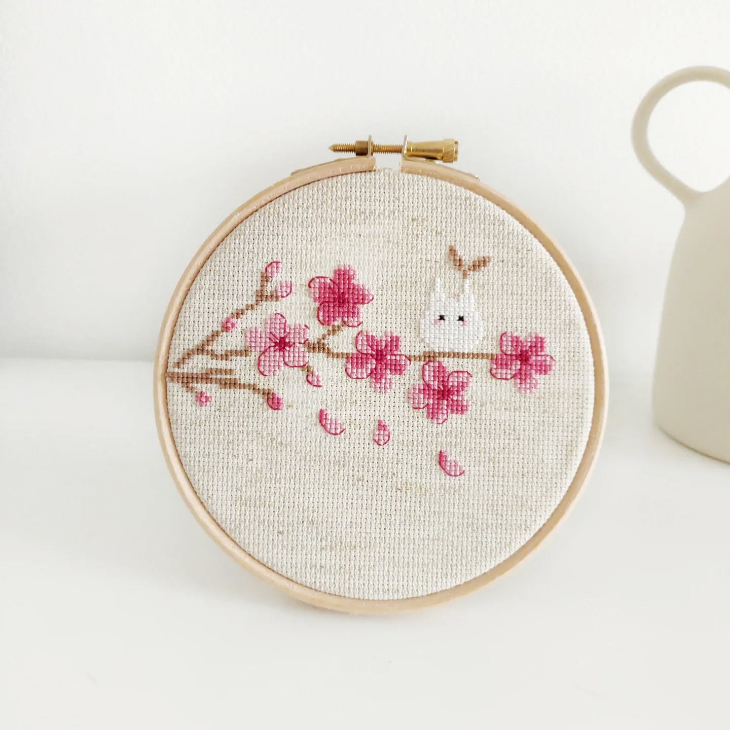 𝔹𝕣𝕠𝕕𝕖𝕣𝕚𝕖 | ℙ𝕠𝕚𝕟𝕥 𝕕𝕖 𝕔𝕣𝕠𝕚𝕩
ᴄʜɪʙɪ ᴛᴏᴛᴏʀᴏ ᴇᴛ ʟᴇꜱ ᴍᴜʀᴍᴜʀᴇꜱ ᴅᴜ ᴄᴇʀɪꜱɪᴇʀ 🌸✨
𝑩𝒍𝒐𝒕𝒕𝒊 𝒔𝒖𝒓 𝒖𝒏𝒆 𝒃𝒓𝒂𝒏𝒄𝒉𝒆 𝒇𝒍𝒆𝒖𝒓𝒊𝒆, 𝑪𝒉𝒊𝒃𝒊 𝑻𝒐𝒕𝒐𝒓𝒐 𝒆𝒄𝒐𝒖𝒕𝒆 𝒍𝒆 𝒄𝒆𝒓𝒊𝒔𝒊𝒆𝒓 𝒍𝒖𝒊 𝒄𝒉𝒖𝒄𝒉𝒐𝒕𝒆𝒓 𝒔𝒆𝒔 𝒔𝒆𝒄𝒓𝒆𝒕𝒔. 𝑫𝒂𝒏𝒔 𝒍𝒂 𝒃𝒓𝒊𝒔𝒆 𝒍𝒆𝒈𝒆𝒓𝒆, 𝒍𝒆𝒔 𝒑𝒆𝒕𝒂𝒍𝒆𝒔 𝒅𝒂𝒏𝒔𝒆𝒏𝒕, 𝒑𝒐𝒓𝒕𝒆𝒖𝒓𝒔 𝒅'𝒉𝒊𝒔𝒕𝒐𝒊𝒓𝒆𝒔 𝒂𝒏𝒄𝒊𝒆𝒏𝒏𝒆𝒔 𝒆𝒕 𝒅𝒆 𝒑𝒓𝒐𝒎𝒆𝒔𝒔𝒆 𝒅𝒆 𝒑𝒓𝒊𝒏𝒕𝒆𝒎𝒑𝒔 𝒆𝒕𝒆𝒓𝒏𝒆𝒍.... 
Ce troisième mini-motif de la jolie collection inspirée des #studioghibli vous invite à un moment de #broderie tout en douceur. Simple et poétique, il est parfait pour une pause créative empreinte de magie et de tendresse... De plus, sa déclinaison au #crochet arrive très vite 🤗
💖 Ce motif vous plaît ? Dites-moi en commentaire ce que vous inspire la saison des cerisiers en fleurs ! 🌸🌿
💫 D'ailleurs, les trois motifs sont disponibles sur notre site internet ainsi que sur ETSY (en promotion jusqu'au 2 mars) 
🔒 Modèle : @adorastudio_ 
🇬🇧 Find this cross stitch pattern on my ETSY Store (link in bio)
#crossstitch #pointdecroix #crossstitching #embroidery #myneighbourtotoro #ghibli #ghiblifanart #monvoisintotoro #animefanart #anime #manga #mangaart #crossstitchaddict #crossstitchersofinstagram #crossstitchpattern #crossstitcher #crossstitchlove #crossstitchdesign #countedcrossstitch #handembroidery #fiberart #fiberartist #xstitch #moderncrossstitch #sakura #cherryblossom #totoro